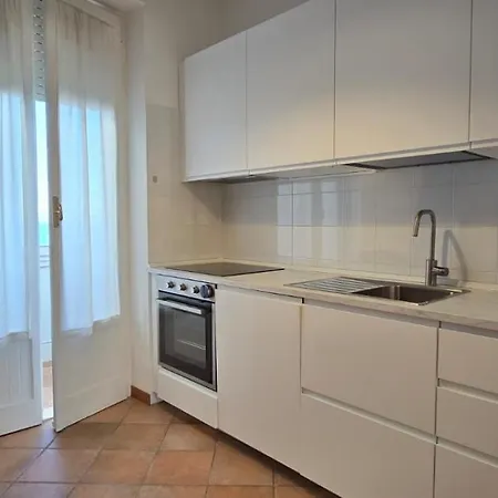 Tra Il Borgo Antico E Il Mare