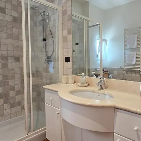 Tra Il Borgo Antico E Il Mare *